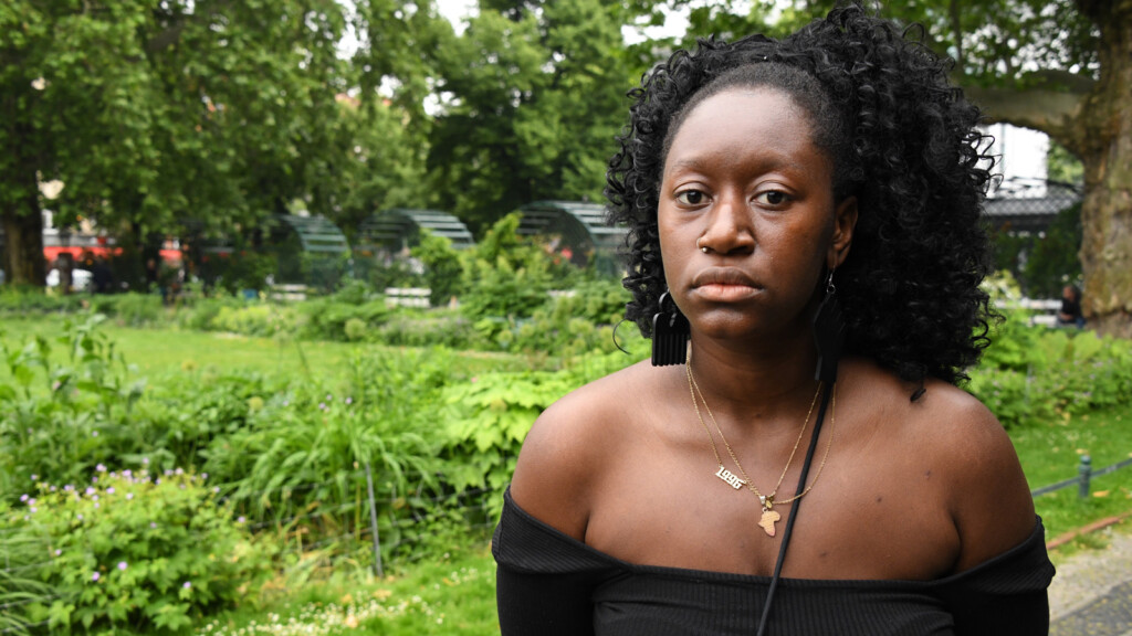 B.Z.: Als sie mit Karte zahlen wollte. Rassismus-Skandal an Berliner Rossmann-Kasse