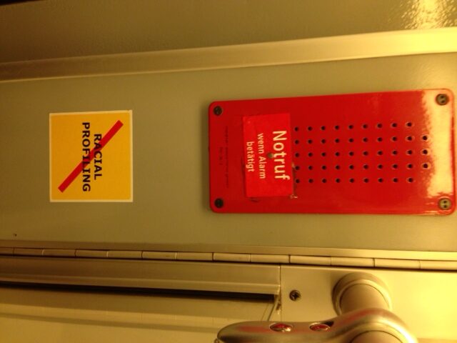 Kontrollformulare gegen polizeiliche Willkür bei Personenkontrollen. Zur Pressekonferenz von KOP und MRBB am 9. April 2014