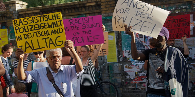 taz de.: Juristin über rassistische Polizeikontrollen. „Du gehörst nicht dazu!“