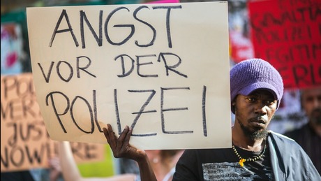 Gibt es rassistische Polizeigewalt auch in Berlin? – BerlinOnline interviewt eine Aktivistin der „Kampagne für Opfer rassistischer Polizeigewalt“ (KOP).